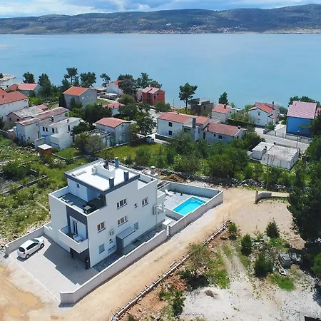 Apartamento With Swimming Pool Seline, Paklenica - 25503 Starigrad Paklenica